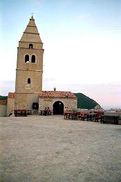 der Glockenturm, Campanile von Lubenice auf der Insel Cres mit alten Fischerhäusern in Kroatien