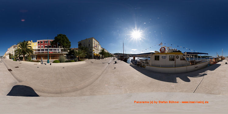 Panorama der Anlegestelle der Ausflugsboote im Hafen von Mali Losinj