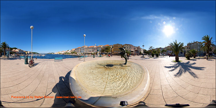 Panorama des Delphin Brunnen im Hafen von Mali Losinj