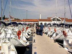 verladen des Gepcks auf unser Boot, die Artina