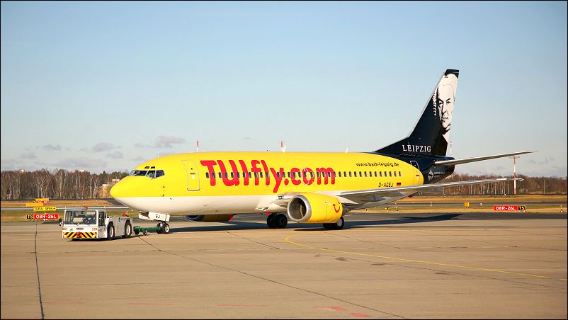 Boeing 737-300 vonTUIFly.com auf dem Flughafen Halle-Leipzig