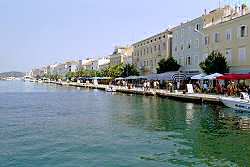 prchtige Huser im Hafen von Mali Losinj