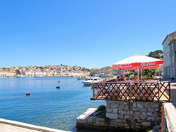 das Motorschiff Marina im Hafen von Mali Losinj in Kroatien