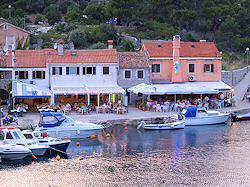 der Hafen Rovenska , ein Teil von Veli Losinj