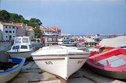 Fischerboote im Hafen Rovenska auf der Insel Losinj