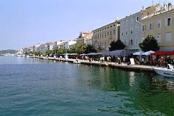 die Hafenpromenade von Mali Losinj in Kroatien