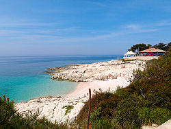 Strand in der Sonnenbucht - Suncana Uvala mit dem Sport- und Freizeitzentrum Veli Zal in Mali Losinj - Kroatien