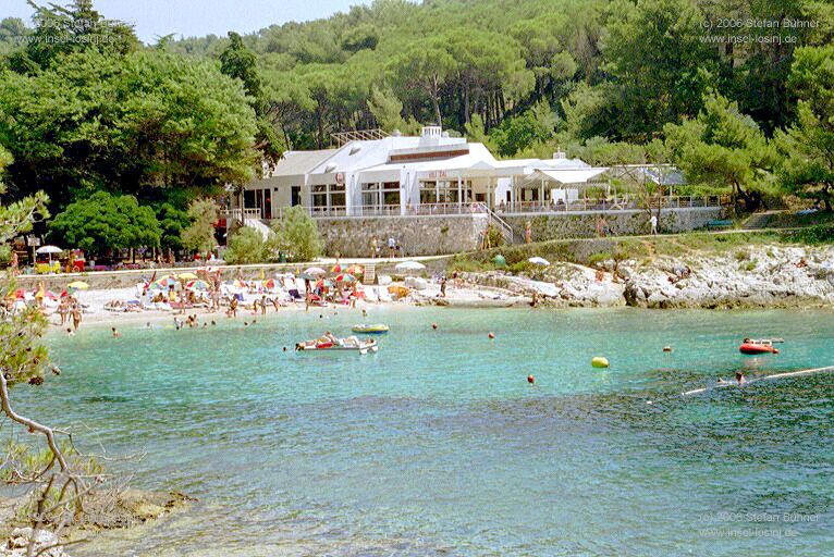 Strand in der Sonnenbucht - Suncana Uvala mit dem Sport- und Freizeitzentrum Veli Zal in Mali Losinj - Kroatien