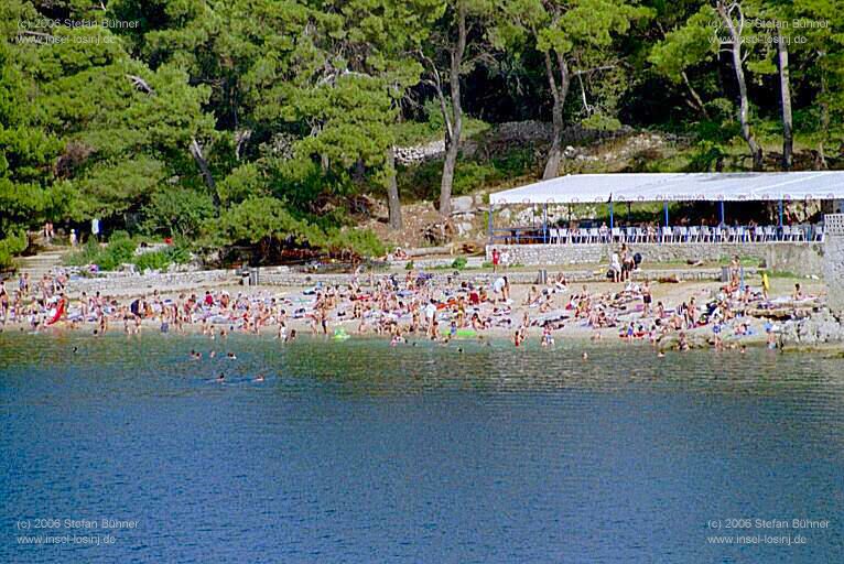 Strand in Rovenska, ein Ortsteil von Veli Losinj in der Hauptsaison