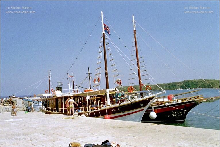 Ausflugsschiffe im Hafen von Susak