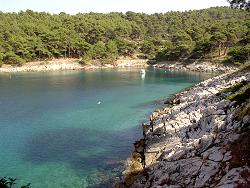 die schwarze Bucht zwischen Veli Losinj und Mali Losinj