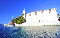 die Kirche des heiligen Anton im Hafen von Veli Losinj beherbergt bedeutende Kunstwerke