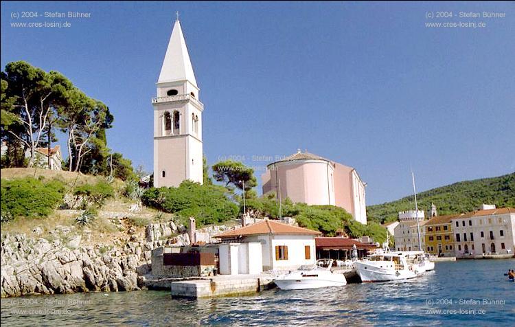 der Glockenturm der Kirche des heiligen Anton in der Hafeneinfahrt von Veli Losinj