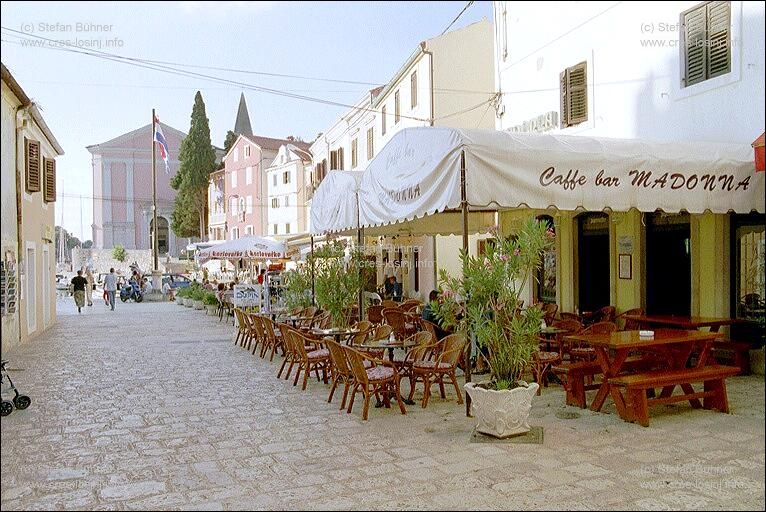 Cafes im Eingang zum Hafen von Veli Losinj