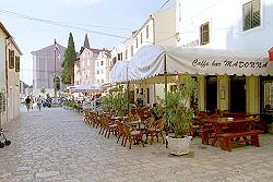 Cafes im Eingang zum Hafen von Veli Losinj