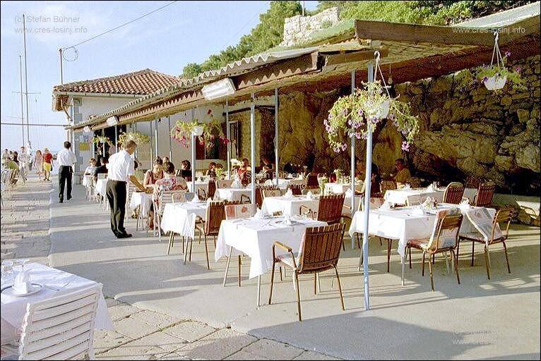 frisch gedeckte Tische der Restaurants erwarten die Gäste im Hafen von Veli Losinj