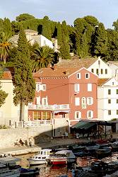 die Pension Saturn im Hafen von Veli Losinj