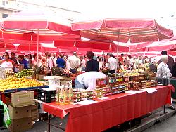 viellerlei Honig und Naturprodukte auf dem Zagreber Markt